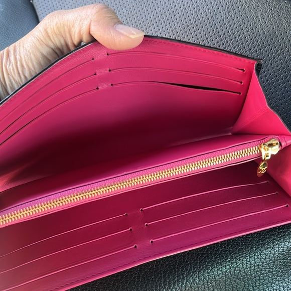 Louis Vuitton Capucines Wallet - Picture 8 of 12